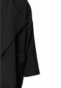 Černý blazer s přehnutým předním dílem a volným střihem, s rukávy do tří čtvrtin a boční kapsou. Hladká, lehká tkanina.