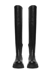 Czarne skórzane botki za kolano o gładkim wykończeniu, z boku zapinane na zamek błyskawiczny i grubą gumową podeszwą dla większej stabilności.