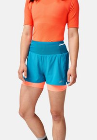 Shorts de course turquoise avec une taille élastique, superposés à des shorts de compression orange vif. Comprend des accents réfléchissants.