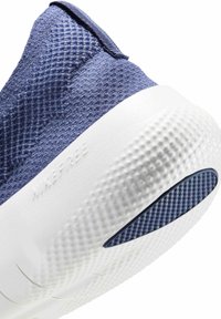 Blå mesh sneakers med en tekstureret overdel, hvid gummisål og en afrundet hæl med et mønstret accent nederst.