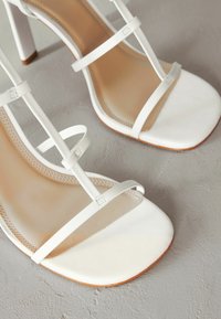 Next SIGNATURE STRAPPY  REGULAR FIT - Korolliset sandaalit - white