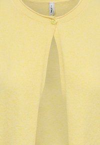 Cardigan en maille jaune avec un col rond, doté d'une ouverture centrale et d'une fermeture à un seul bouton. Texture douce et motif subtil.