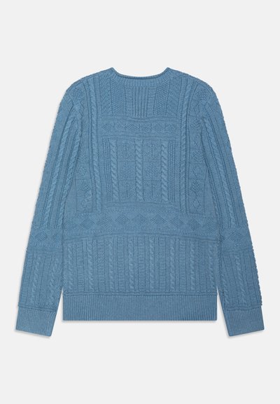 Jersey de punto azul con variaciones de textura, que presenta patrones de cable y diamante, puños y dobladillo acanalados, y diseño de cuello redondo.