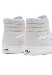 Pantofi de skate înalt cu toc din suede gri, cu accente albe, guler căptușit și talpă din cauciuc alb. Prezintă logo-ul Vans pe călcâi.
