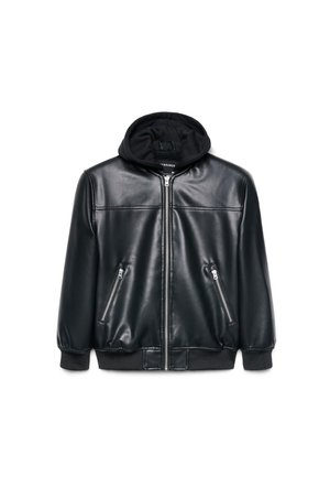 Giacca nera in ecopelle con zip frontale, cappuccio in tessuto nero, polsini elasticizzati e due tasche laterali con zip.