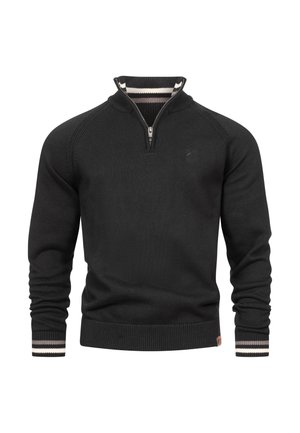 Černý svetr na zip s ribkovou texturou, vybavený vysokým límcem a pruhovanými akcenty na manžetách. Jednoduchý design bez viditelných log.