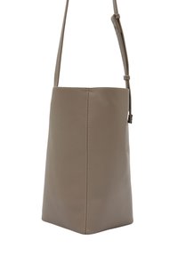 Borsa a tracolla in pelle beige con forma rettangolare strutturata, tracolla regolabile e superficie texturizzata. Il dettaglio della cucitura frontale aggiunge un interesse sottile.