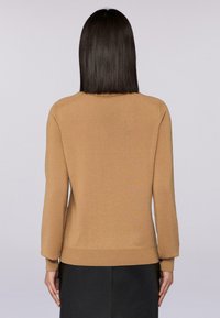 Maglione khaki con una consistenza liscia e morbida, maniche lunghe, polsini e orlo a costine, e un collo rotondo, visto da dietro.