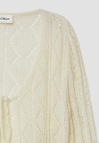 Licht crèmekleurige gebreide cardigan van een zachte, gestructureerde stof, met een ruitpatroon en een ontspannen halslijn.