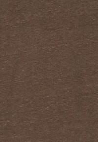 Tessuto marrone con una superficie morbida e texture, caratterizzato da un motivo di tessitura sottile e irregolare. Il materiale appare leggero e traspirante.