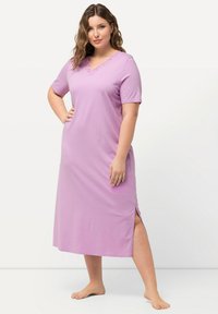 Abito corto viola con maniche corte e scollo a V. Presenta cuciture decorative sul colletto e spacchi laterali per facilitare il movimento. Tessuto morbido.