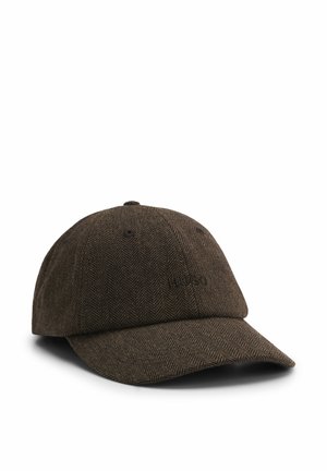 Dunkelbraune Baseballkappe mit Fischgrätmuster, gebogenem Schirm und dezent besticktem Logo auf der Vorderseite.