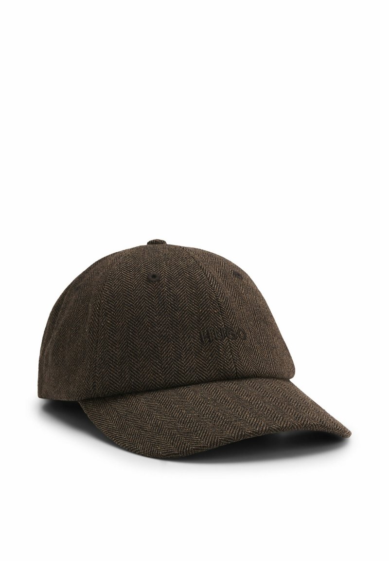 Casquette de baseball marron foncé à motif chevrons, avec une visière courbée et un logo brodé discret sur le panneau avant.