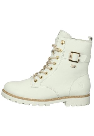 Bottine blanche en cuir jusqu'à la cheville avec un système de laçage à l'avant, accents en métal doré, et une semelle texturée. Elle comporte une boucle et un col en fourrure.