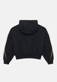 Sweatshirt scurt negru cu glugă, cu mâneci tip balon, accent auriu de-a lungul ș seamului stâng, fabricat dintr-un material moale și texturat.
