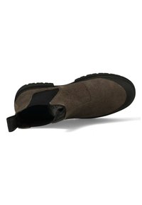 Bruine suède enkellaars met een zwarte rubberen zool, elastische zijpanelen en een aantrekstop aan de achterkant voor gemakkelijk aan- en uittrekken. Textuurafwerking.