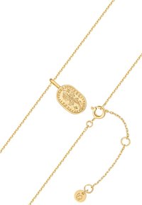 Zelta ķēdes kaklarota ar ovālu piekariņu, kuram ir reljefa dizains, teksturētas akcenti un omāra aizdare drošai aizdarīšanai.