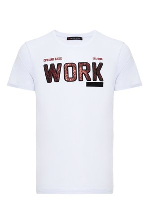 Weißes T-Shirt mit kurzen Ärmeln und schwarzem sowie glitzernd rotem "WORK"-Aufdruck. Hat einen runden Halsauschnitt und eine lässige Passform.