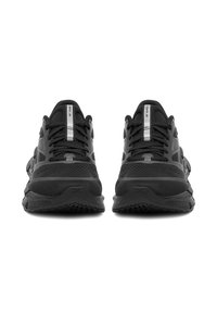 Mustad sportkingad võrkkangast pealsega, tekstureeritud pealiskihid, peegeldavad aksendid, pehmendatud tallad ja ümar nina kuju.