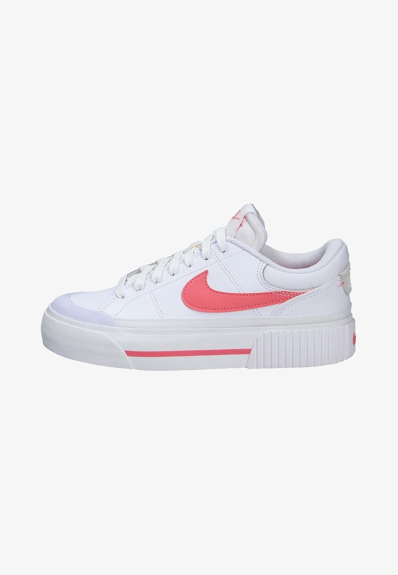 Baskets blanches avec des accents roses, semelle en caoutchouc texturée, bout rond, lacets plats et logo Nike bien visible. Design épuré et profil bas.