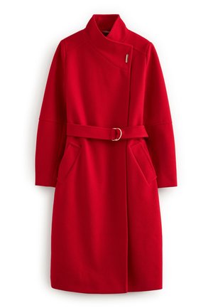 Manteau en laine rouge longueur genoux avec col montant, taille cintrée, manches longues et deux poches avant inclinées.