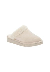 Beige pantoffel met een zachte, pluizige kraag, gemaakt van een suede-achtige stof en een rubberen zool. Heeft een gesloten neus en een ronde vorm.