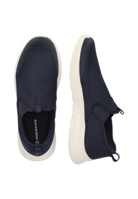 Navy slip-on kengät, joissa on verkkomateriaali; valkoinen kumipohja; joustavat yksityiskohdat sivuilla; pehmeä pinta; vähäinen brändäys.