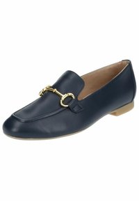 Marineblauwe leren loafer met een ronde neus, goudkleurige schakelversiering aan de voorkant en een platte, tan rubberen zool.