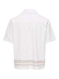 Chemise blanche à manches courtes avec col ouvert et broderie décorative marron le long de l'ourlet inférieur, vue de dos.