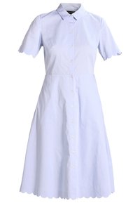 Ljusblå knäppklänning med korta, scallopade ärmar, figurnära bodice, utsvängd kjol och scallopad nederkant. Bomullstyg, avslappnad design.