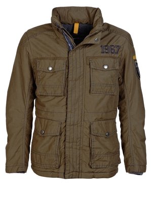 Brązowa kurtka casual z wysokim kołnierzem, cztery przednie kieszenie z klapkami i guzikami, napis "1967" wyhaftowany na piersi oraz naszywka na lewym rękawie.