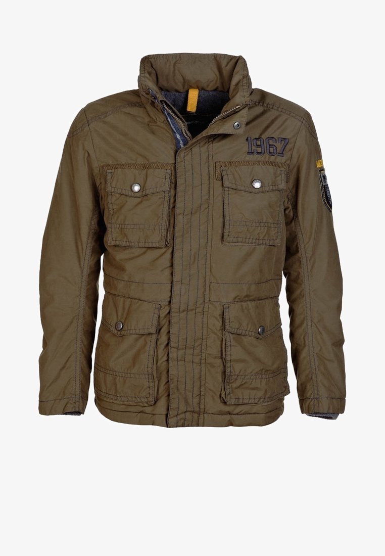 Veste marron décontractée avec col montant, quatre poches à rabat à l'avant avec boutons, "1967" brodé sur la poitrine, et écusson sur la manche gauche.