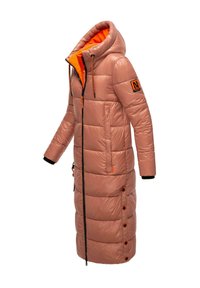 Lang, puffy jas in een gemuteerde roze satijnen afwerking met oranje voering, grote kap, zwarte manchetten, zijzakken en knopen langs de rits.