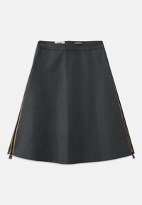 Jupe noire trapèze en tissu lisse, dotée d'une fermeture éclair et d'accents colorés sur les côtés. Le design est minimaliste avec des lignes épurées.