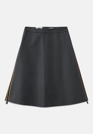 Czarna spódnica w kształcie litery A wykonana z gładkiej tkaniny, z zamkiem błyskawicznym i kolorowymi bocznymi akcentami. Design jest minimalistyczny z czystymi liniami.