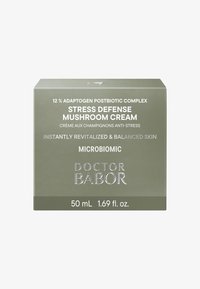 Zielone pudełko z srebrnym napisem. Na froncie widnieje "Krem przeciwstresowy z grzybami" oraz "Microbiomic." Pojemność 50 ml, 1,69 fl. oz.