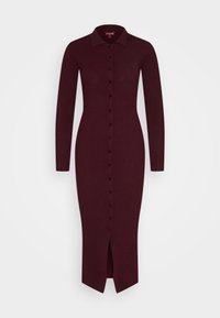 Abito in maglia a coste bordeaux con maniche lunghe, colletto, chiusura frontale con bottoni e uno spacco alto fino alla coscia sull'orlo.