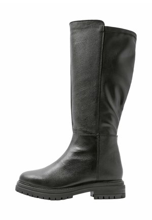 Botte haute en cuir noir avec bout arrondi, semelle plate et épaisse, et dessus lisse s'étendant jusqu'au milieu du mollet.