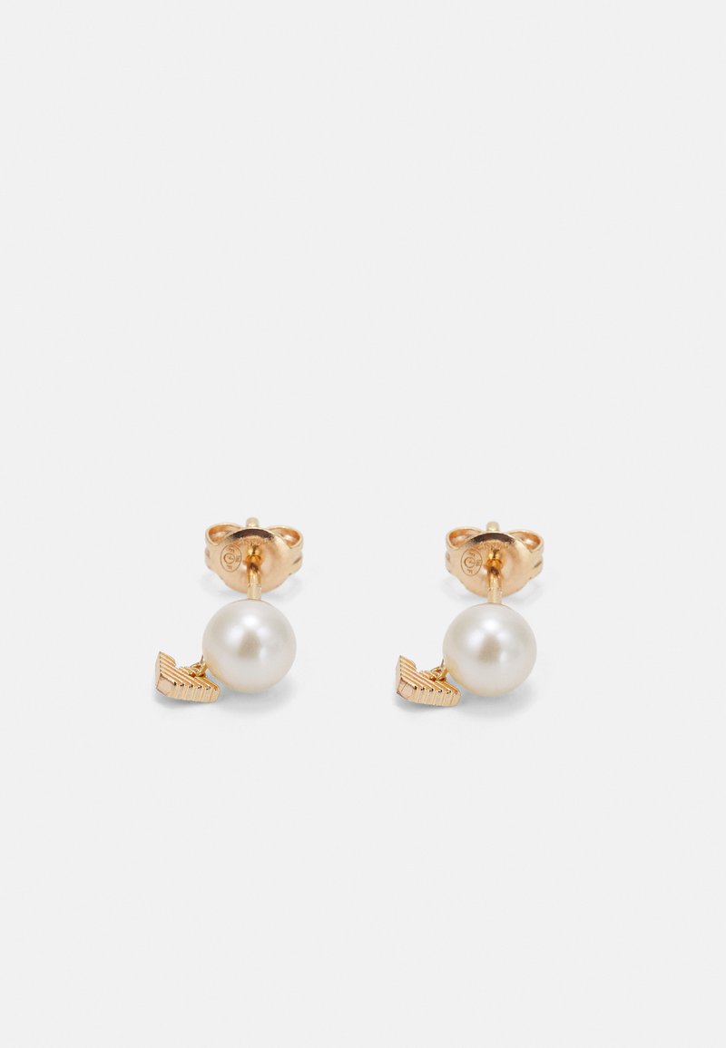 Pendientes de botón en tono dorado que presentan una perla blanca y un acento geométrico con textura acanalada. Su diseño simple complementa varios estilos.