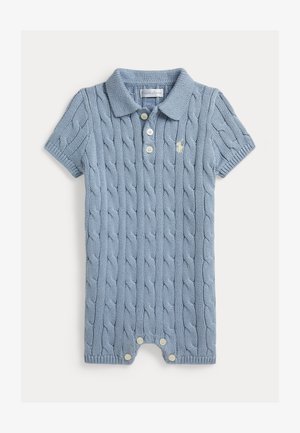 Blauer gestrickter Kurzarm-Babystrampler mit Zopfmuster, Polokragen, drei Knöpfen vorne, Druckknöpfen an den Beinen und gesticktem Logo auf der Brust.