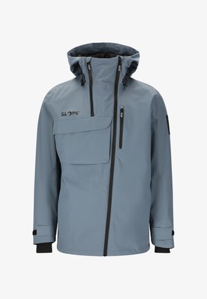 Helleblaue wasserdichte Jacke mit hohem Kragen, verstellbarer Kapuze, zwei Reißverschlusstaschen vorne und schwarzen Akzenten an den Ärmeln und dem Reißverschluss.