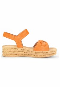 Orange ruskind sandal med en knyttet accent, justerbar ankelrem og en lagdelt korkplatformsål med riller.