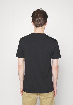 Czarna koszulka z krótkim rękawem o okrągłym dekolcie, wykonana z miękkiej bawełny, z prostym dołem i minimalistycznym wzornictwem bez wzorów ani akcentów.