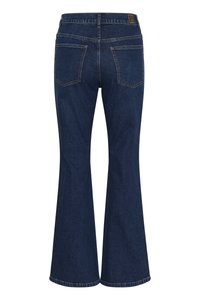 Temno modri zvonasti džins, izdelan iz denima. Ima dve zadnji žepki in vidno pasu z oznako, kar prikazuje čist, klasičen kroj.