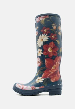Hoher marineblauer Regenstiefel mit großem rotem, weißem und rosa Blumenmuster und strukturierter schwarzer Sohle.
