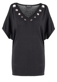 Czarny oversized top z dekoltem w serek i krótkimi rękawami dolman. Posiada metalowe detale w formie oczek wokół dekoltu oraz gładką teksturę materiału.