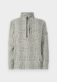 Fleece pullover met een halve rits kraag, voorzien van een geometrisch blauw en groen patroon op een witte achtergrond. Zachte textuur, ontspannen pasvorm.