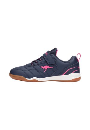 Marineblauer Sportschuh mit pinkem Känguru-Logo, pinken Akzenten, Klettverschluss, weißer Mittelsohle und brauner Außensohle.