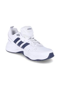 Chaussure de sport blanche avec tige en cuir et en mesh. Elle comporte trois bandes horizontales bleu marine, un col rembourré et une semelle en caoutchouc texturée.