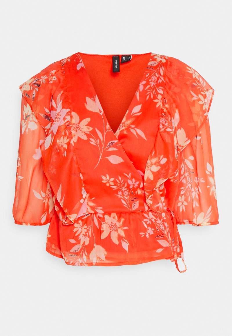 Blusa floral vermelha com mangas curtas em camadas, decote em V e cintura peplum. Feita de um tecido leve e transparente com uma textura suave.